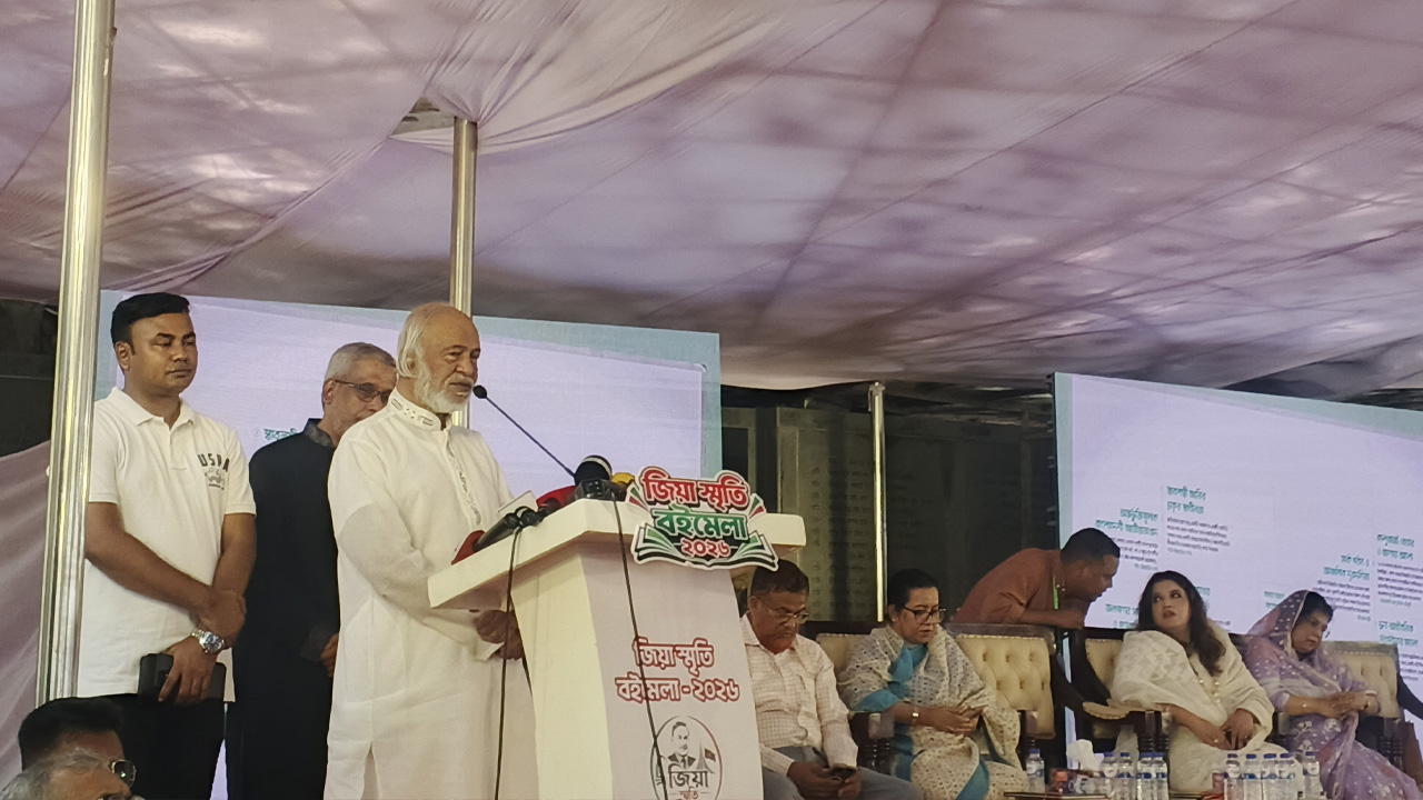 পড়াশোনা ছাড়বেন না, দেশের কাজ করুন: মন্ত্রী