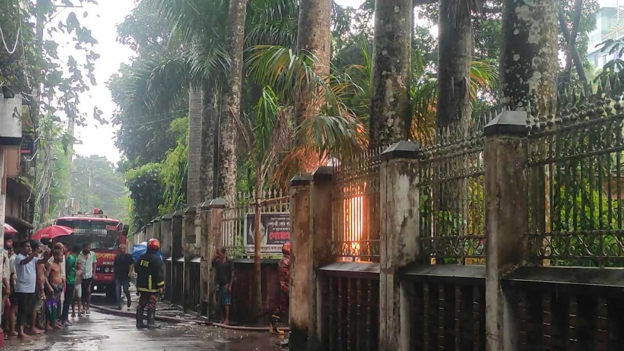 সিরাজগঞ্জে মন্ত্রীর বাসায় বজ্রপাতের আগুন