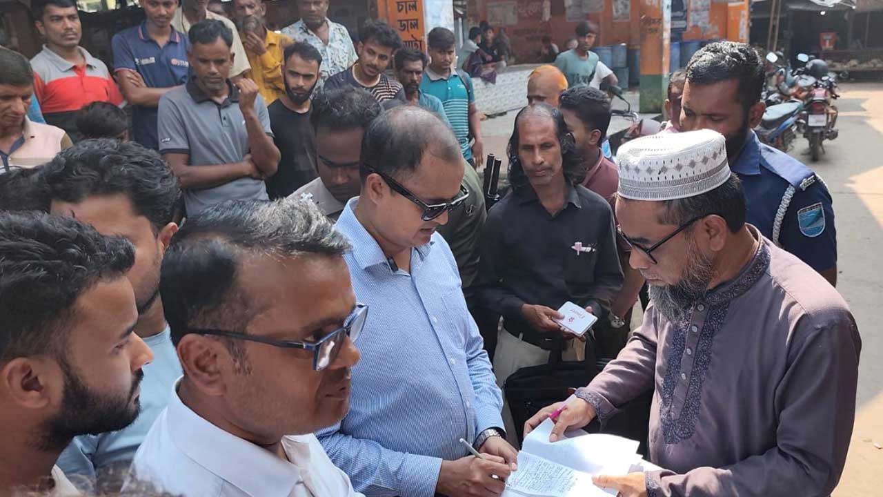 ফরিদপুরে মরা মুরগি বিক্রির চেষ্টায় ব্যবসায়ীকে ১৫ হাজার টাকা জরিমানা