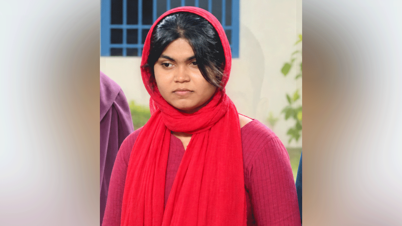 ফ্যামিলি কার্ডের লোভ দেখিয়ে টাকা নেওয়ায় এনসিপি নেত্রী গ্রেপ্তার