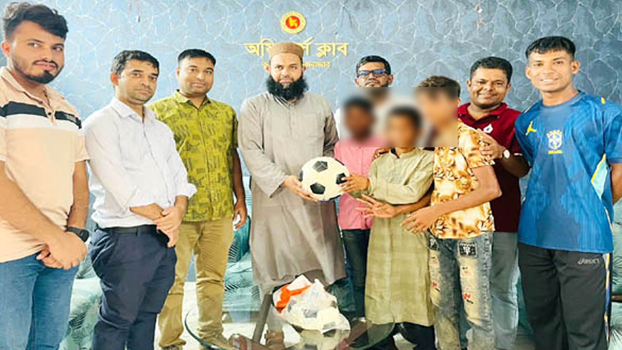 ফুটবল কেনার স্বপ্নে হাঁস চুরি, ইউএনওর নতুন বল উপহার