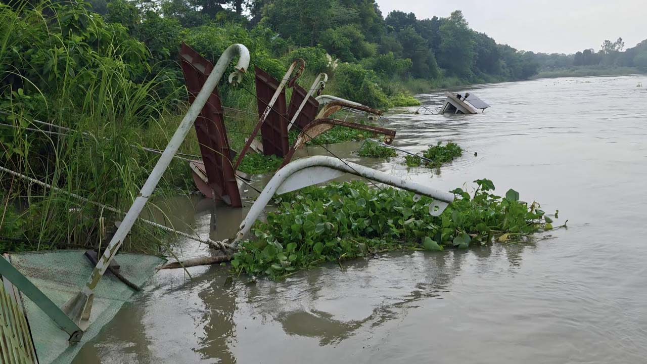মানিকগঞ্জে আড়াই কোটি টাকার রেসকিউ বোট ডুবে