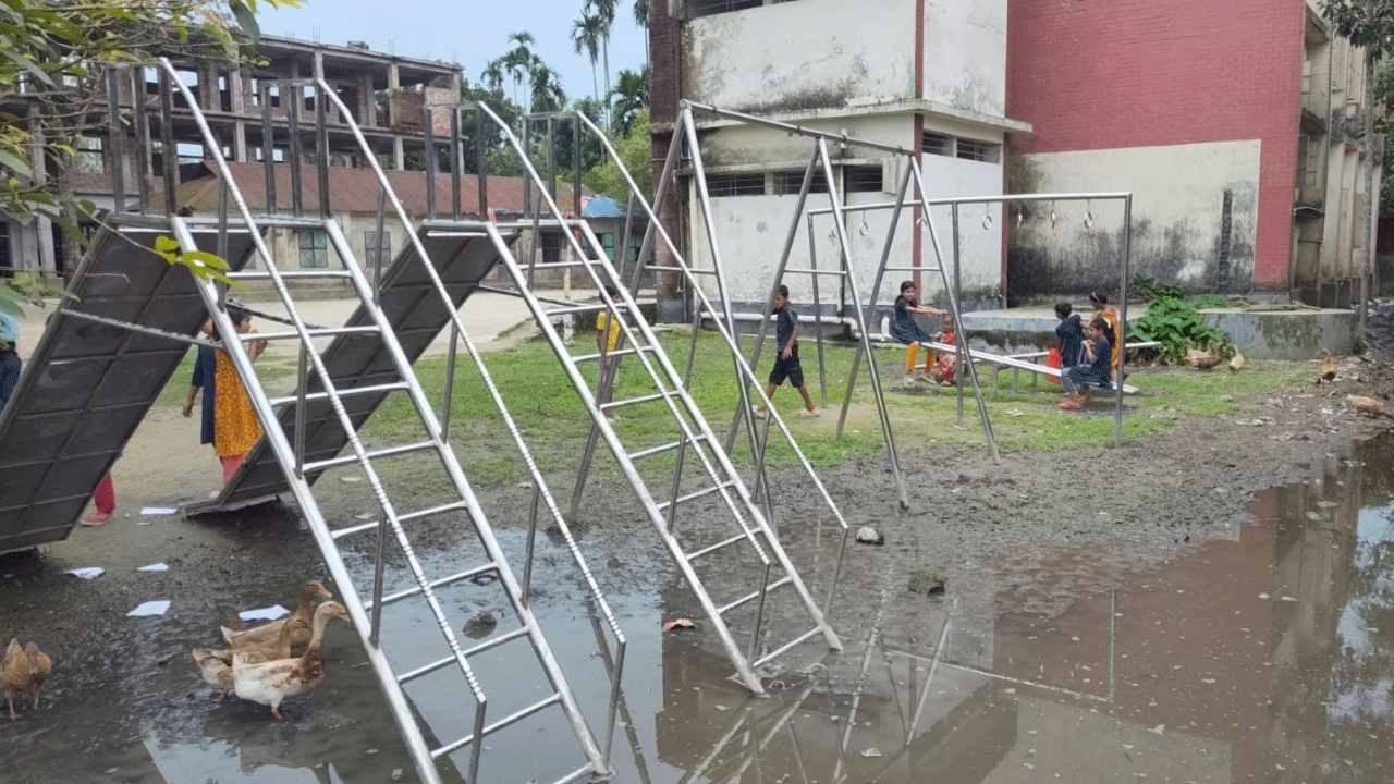 মুক্তাগাছার স্কুল মাঠে বর্জ্য জমে শিশুরা বিপাকে