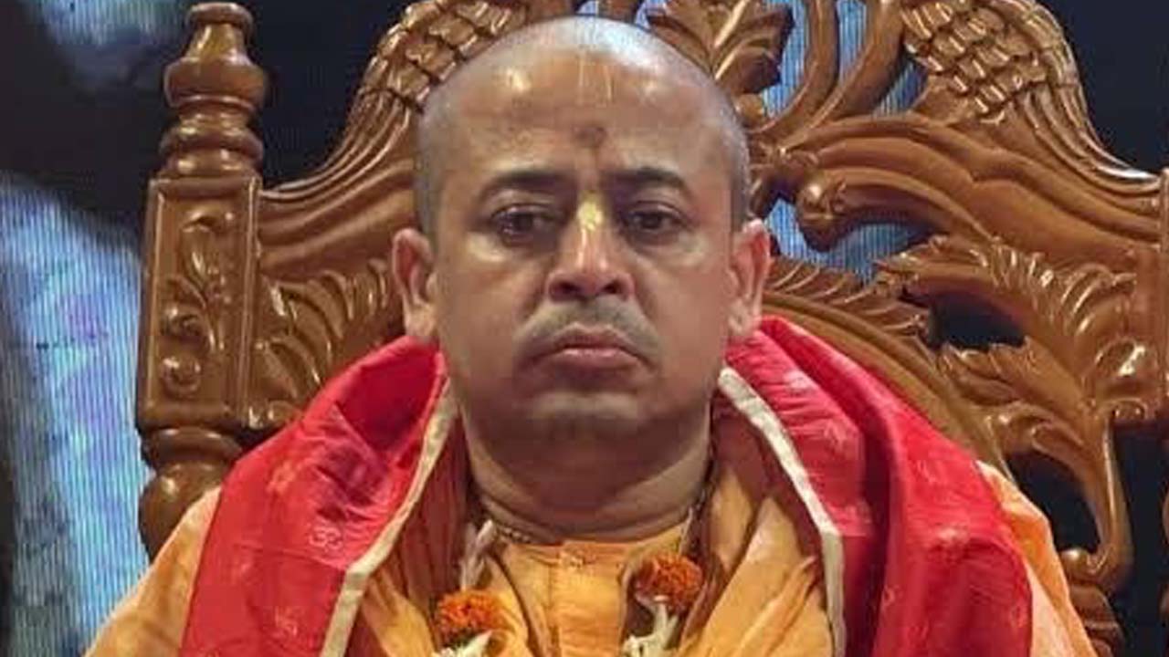 মায়ের শেষকৃত্যানুষ্ঠানে ৫ ঘণ্টার প্যারোলে মুক্তি পেলেন চিন্ময় দাস