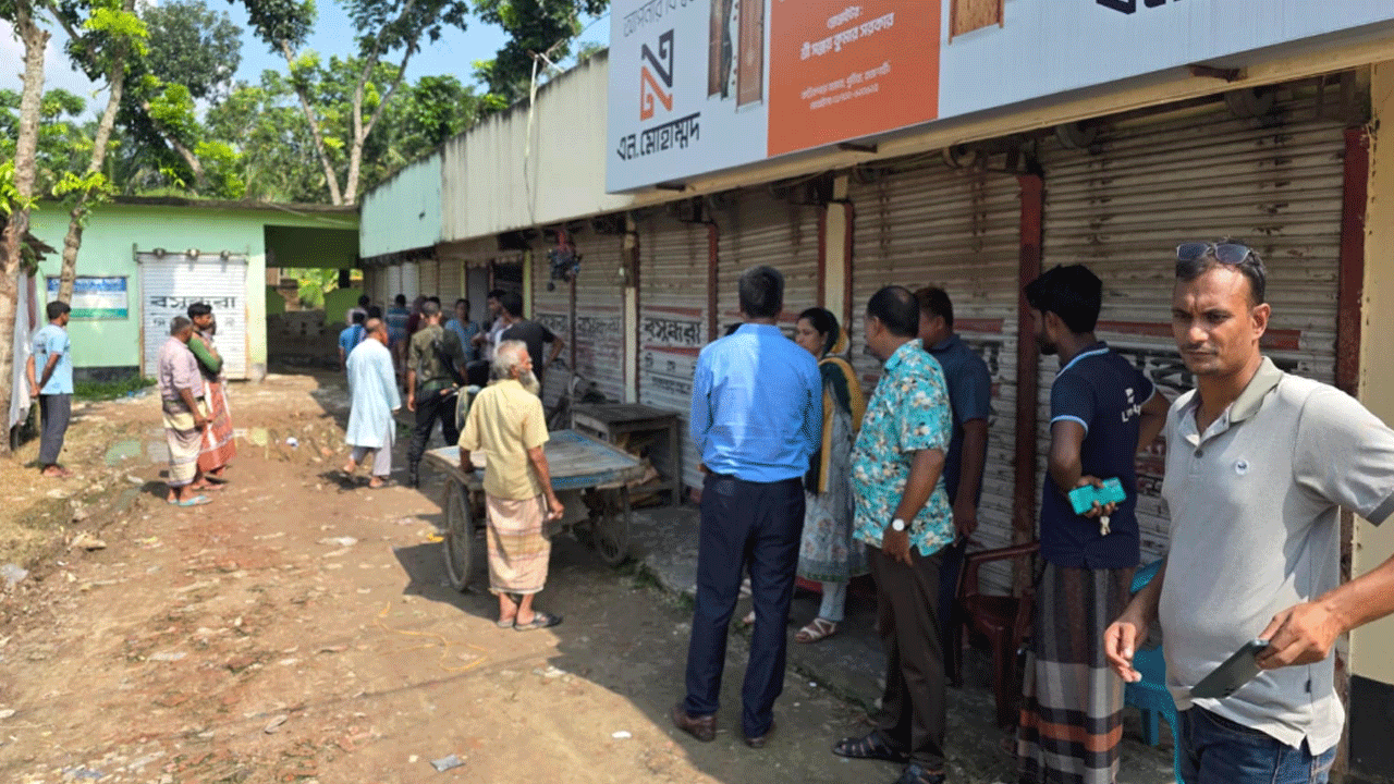 পুঠিয়ায় অবৈধ সার মজুতে ৩২০ বস্তা জব্দ