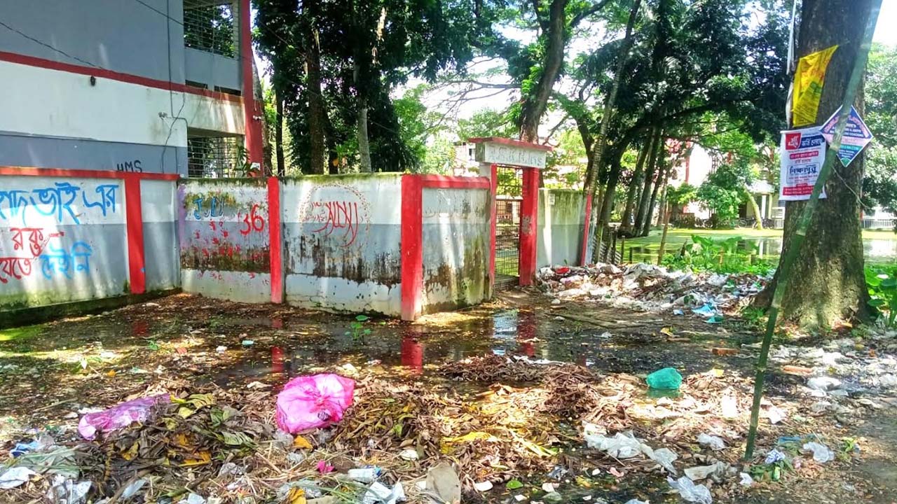 মাগুরায় বিদ্যালয় সংলগ্ন ময়লা স্তূপে স্বাস্থ্যঝুঁকি