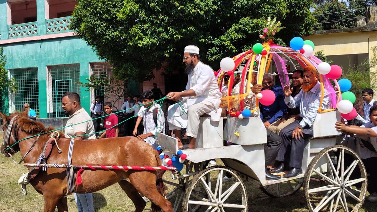 ২৬ বছর শিক্ষকতা শেষে ঘোড়ার গাড়িতে বাড়ি ফিরলেন যশোরের শিক্ষক