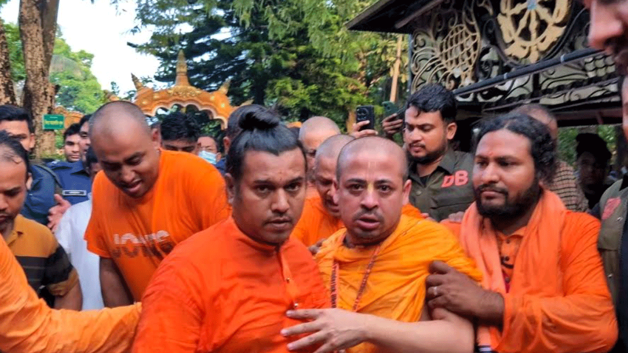প্যারোলে মায়ের শেষকৃত্যে পুণ্ডরিক ধামে চিন্ময় দাস