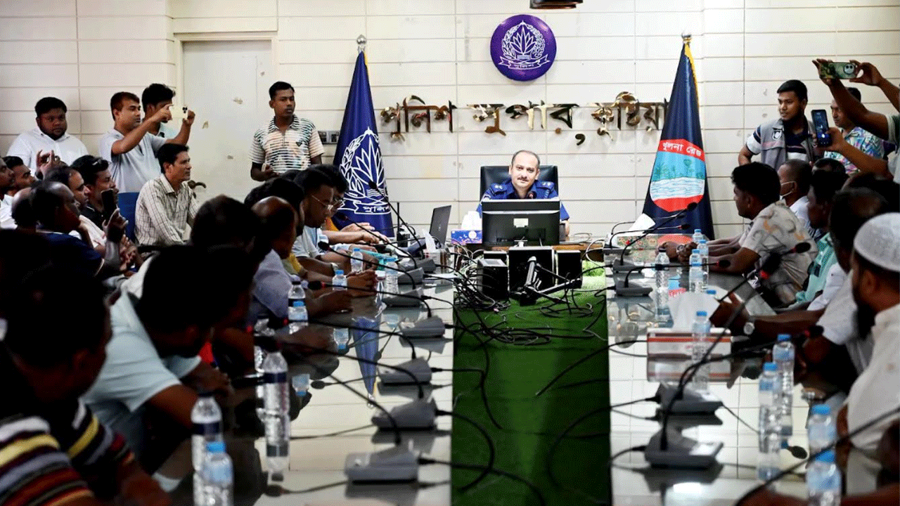 কুষ্টিয়া/মুক্তকণ্ঠে সংবাদ প্রকাশের পর নৌকা ও সাউন্ড ব্যবসায়ীদের সঙ্গে পুলিশের