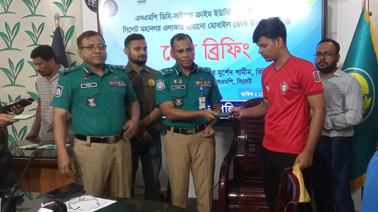 সিলেটে চুরি-হারানো ৫২ মোবাইল ফোন উদ্ধার করে মালিকদের হাতে তুলে