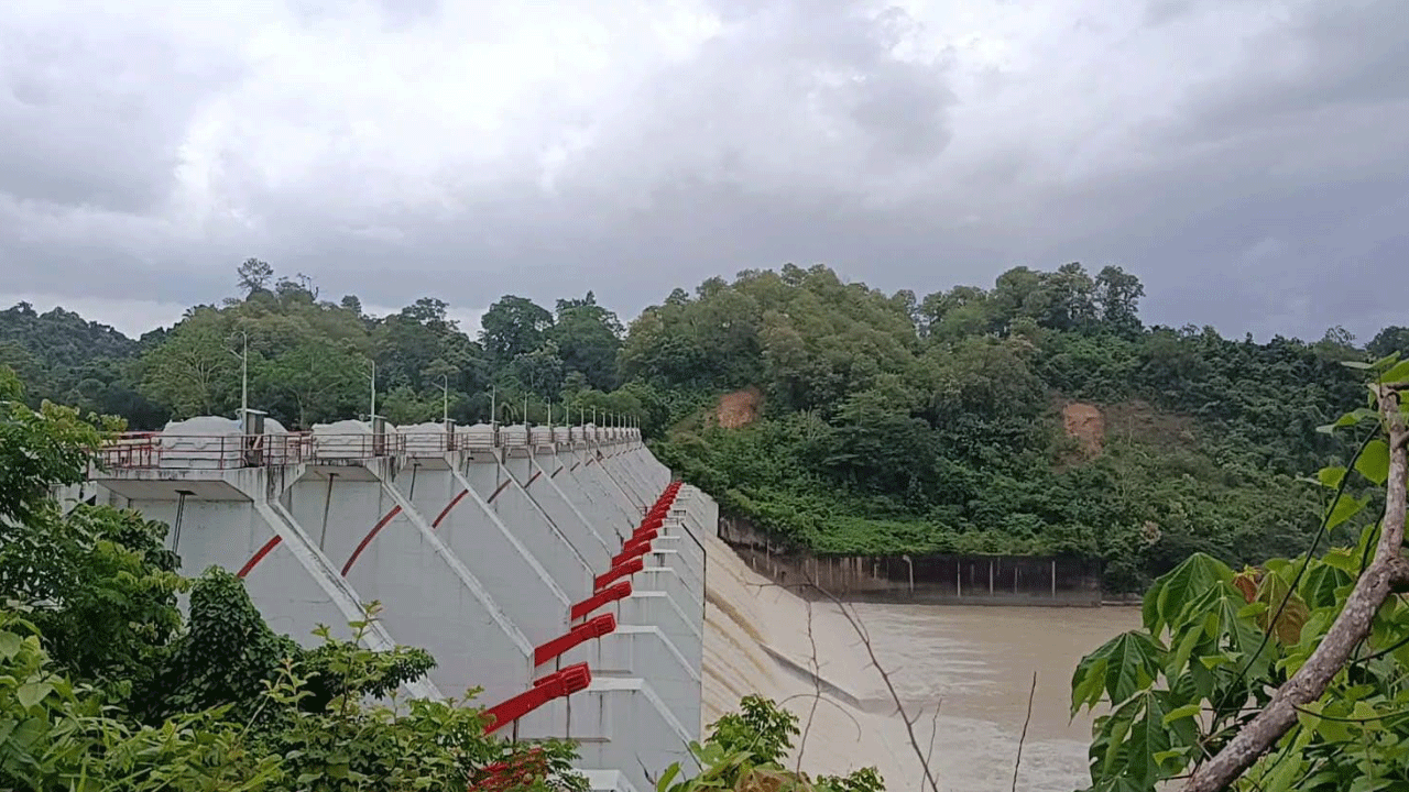 বিপদসীমায় কাপ্তাই লেক, ১৬ জলকপাট খুলে পানি নিষ্কাশন