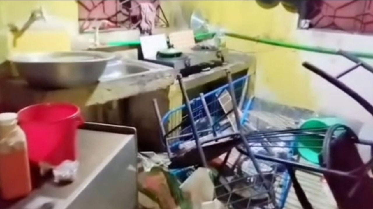 নিষিদ্ধ ছাত্রলীগ নেতার বাড়িতে ভাঙচুর