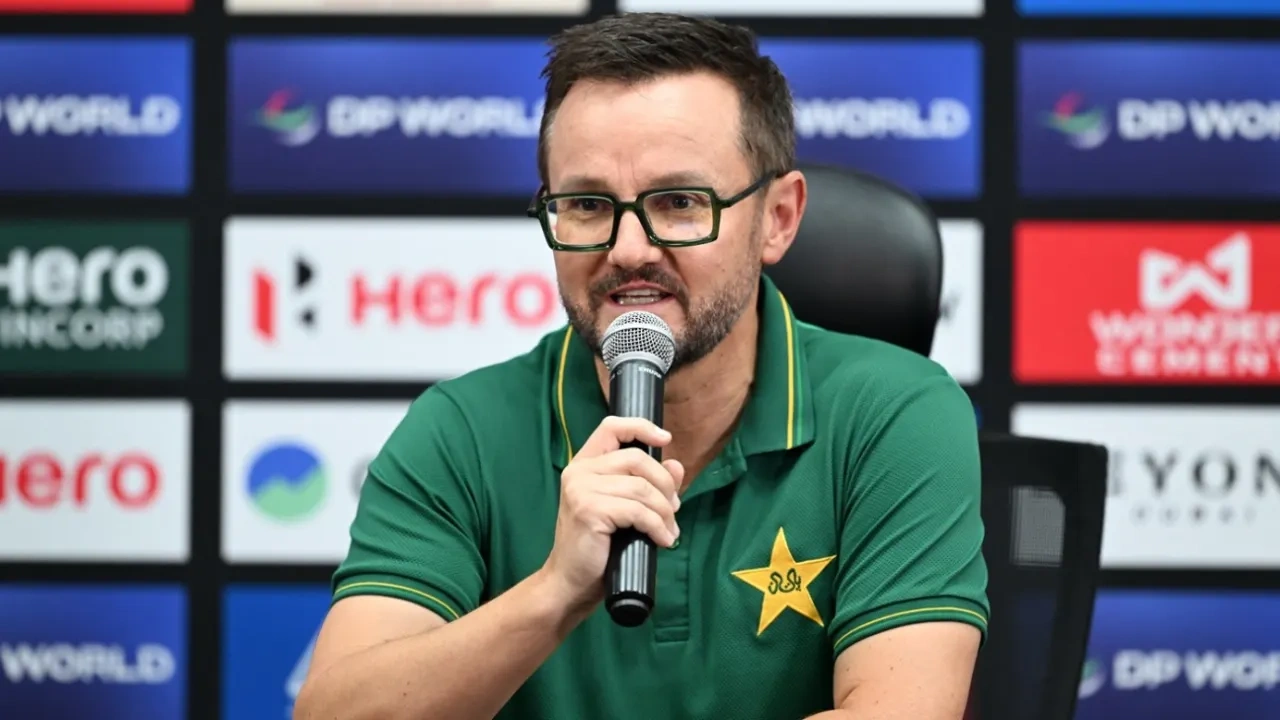 পাকিস্তান কোচের আনুগত্য নিয়েই প্রশ্ন তুললেন রশিদ লতিফ