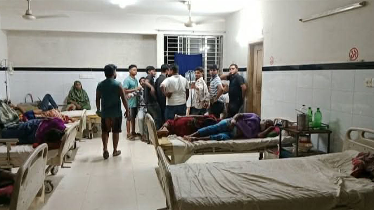 ফুচকার দোকানে হাসাহাসি নিয়ে সংঘর্ষে যুবক ছুরিকাঘাত