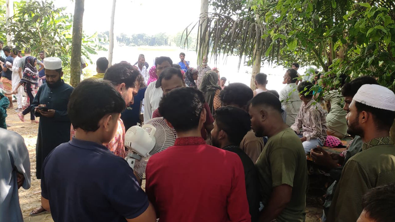 পাবনায় বৃষ্টির পানিতে ডুবে তিন শিশুর মৃত্যু