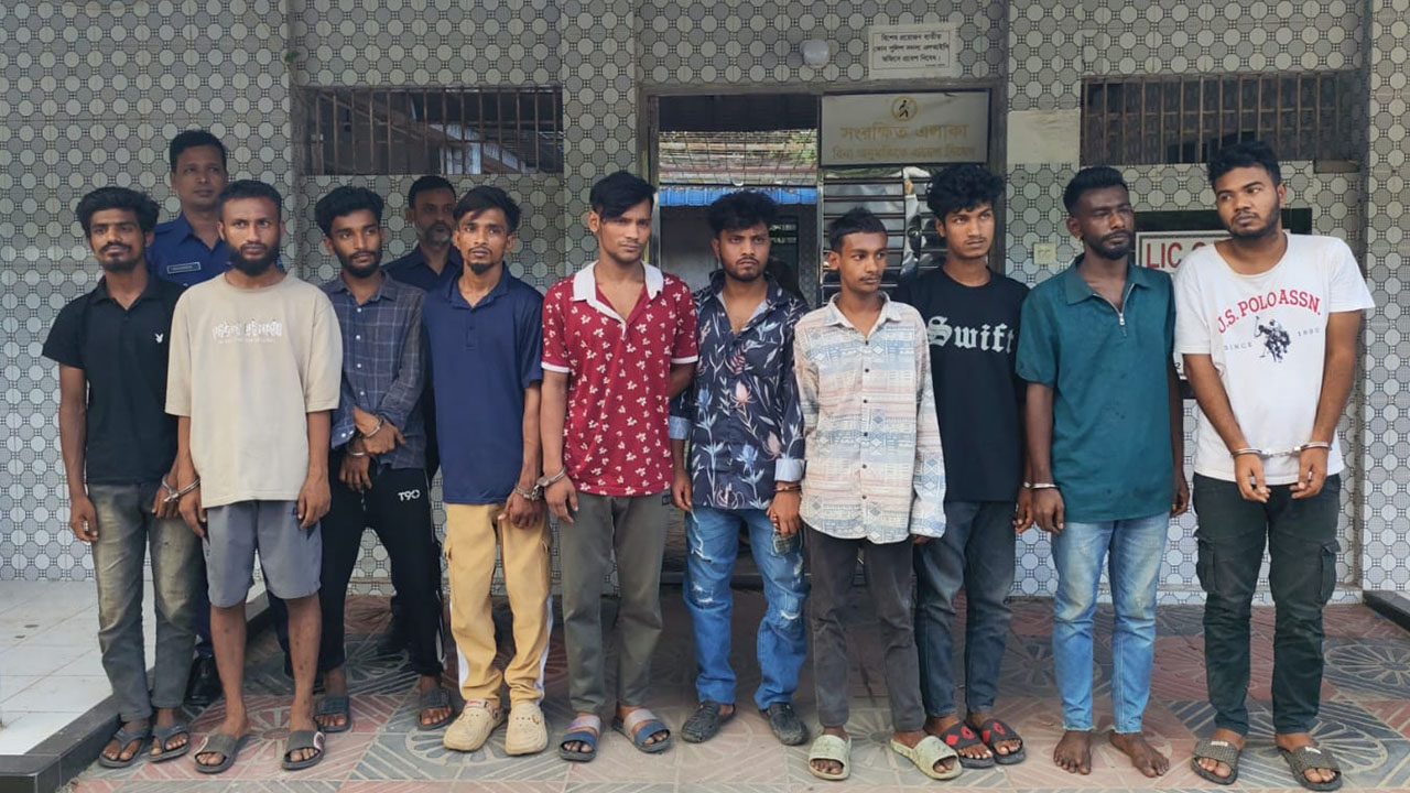 কুমিল্লায় ডিবি'র অভিযানে গ্রেপ্তার ১০ ছিনতাইকারী