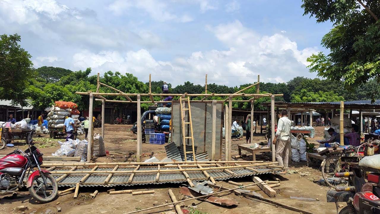 ইজারাকৃত জমিতে অবৈধ ১৮ দোকান, বিপাকে কৃষকরা