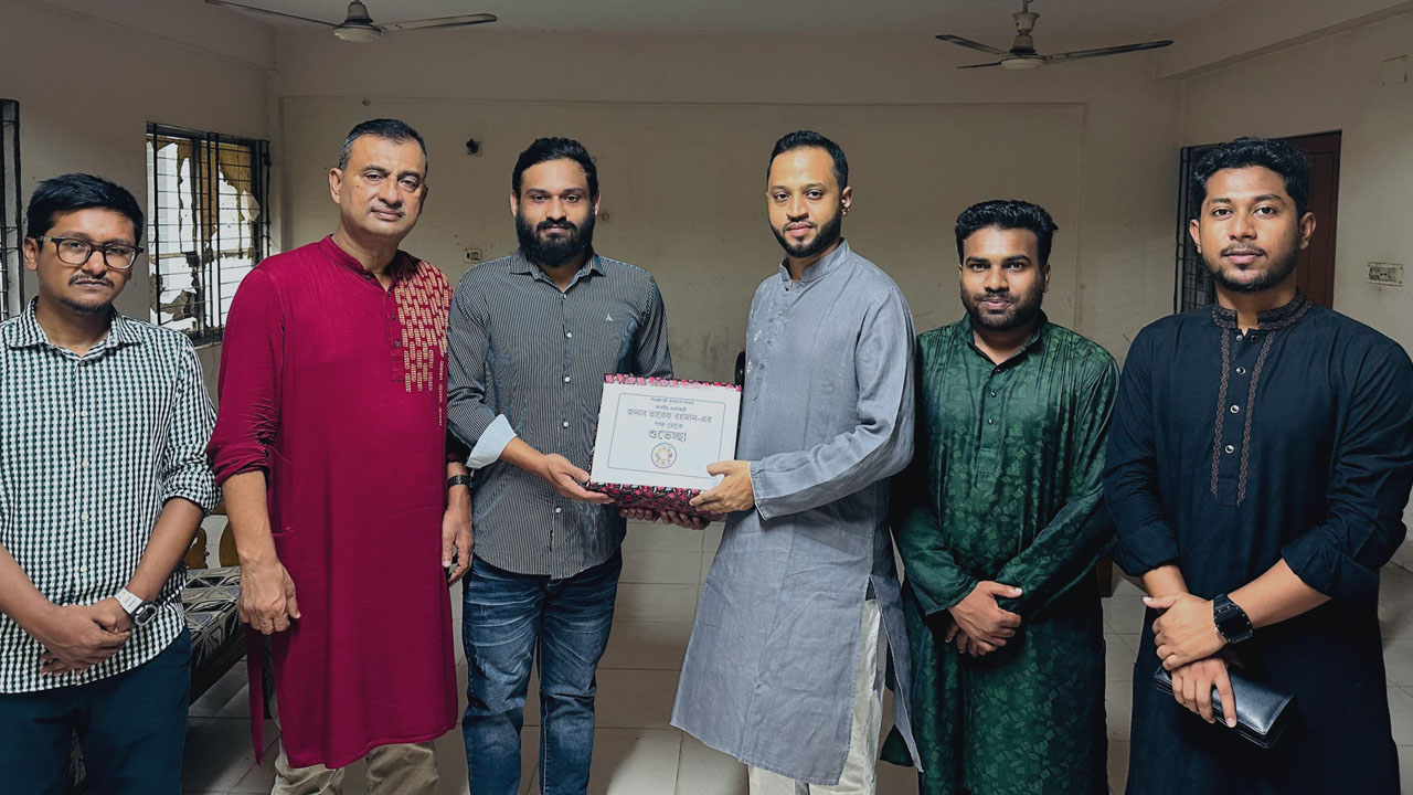 গুম-বিধবা পরিবারের ছেলেকে পাঠ্যবই দান করলেন প্রধানমন্ত্রী