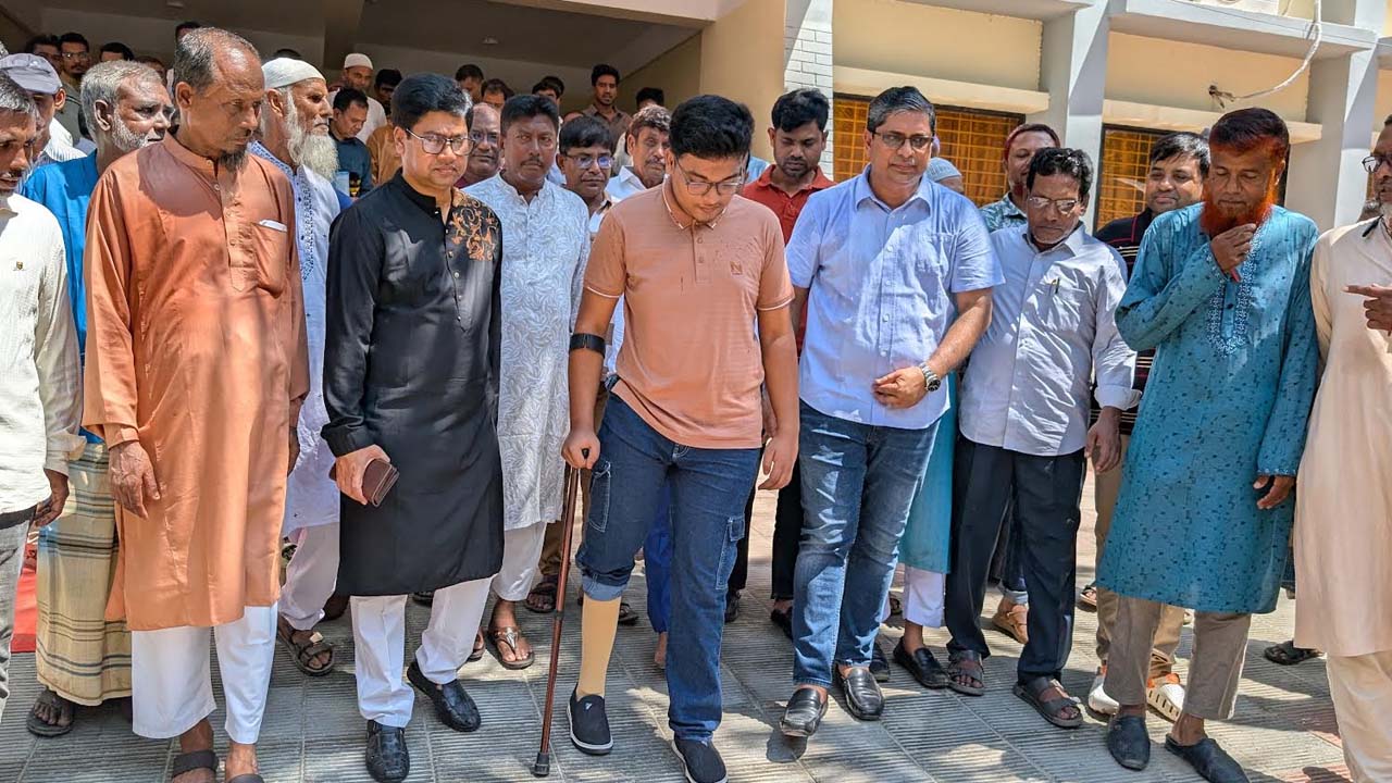 জিপিএ-৫ পাওয়া মাহফুজের কৃত্রিম পা সংযোজন