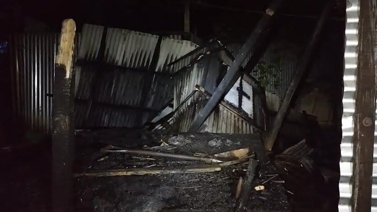 নেশার টাকার জন্য ভাইদের বসতঘরে আগুন