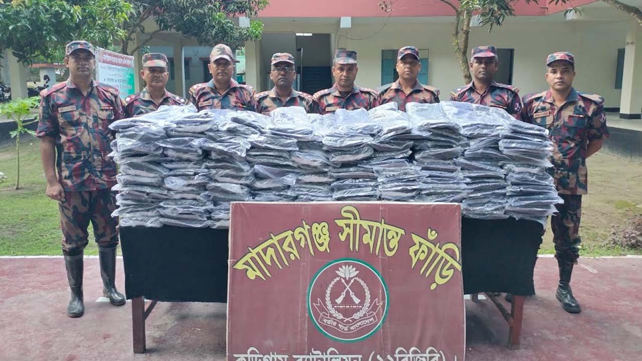 কুড়িগ্রাম সীমান্তে ২০ লাখ টাকার চোরাচালানি পণ্য জব্দ