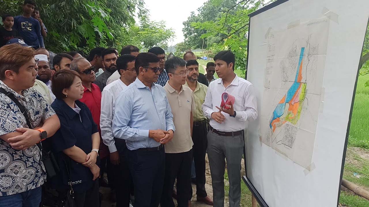 পঞ্চগড়ে সোলার প্রকল্প পরিদর্শন করলেন প্রতিমন্ত্রী