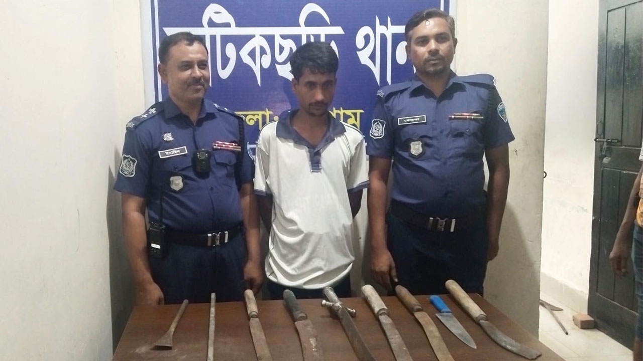 ডাকাতির প্রস্তুতিতে অস্ত্রসহ মোবারক গ্রেপ্তার