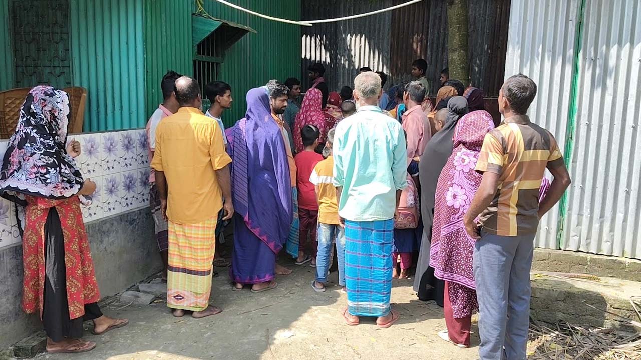 মানিকগঞ্জে ৫০ বছরের পুরোনো রাস্তায় বেড়া, ১৫ পরিবার অবরুদ্ধ