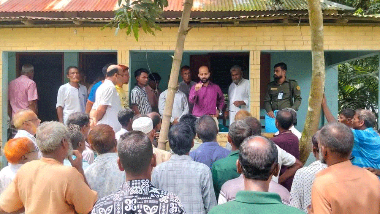 মাদারগঞ্জে অতিরিক্ত দামে সার বিক্রির দায়ে ডিলারকে জরিমানা করলেন ইউএনও