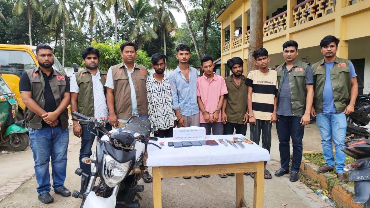 কুমিল্লায় ছিনতাই ও মাদক চক্রের ১৯ সদস্য গ্রেপ্তার