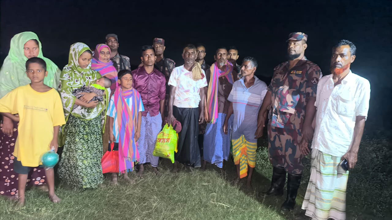 পদ্মায় নৌকাডুবিতে ১০ বাংলাদেশিকে ফেরত দিল বিএসএফ