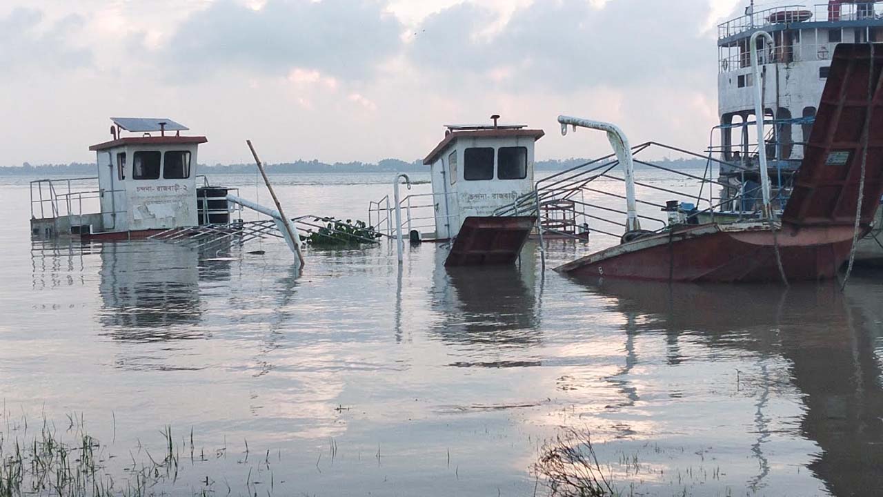 রাজবাড়ীতে কোটি টাকার রেসকিউ বোট অযত্নে ডুবে