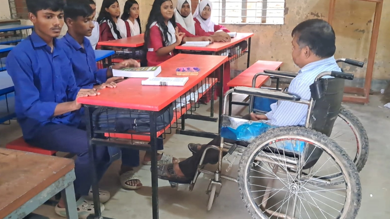 শারীরিক বাধায়ও দমে যাননি শিক্ষক অপূর্ব মণ্ডল, পাঠদানে মুগ্ধ শিক্ষার্থীরা