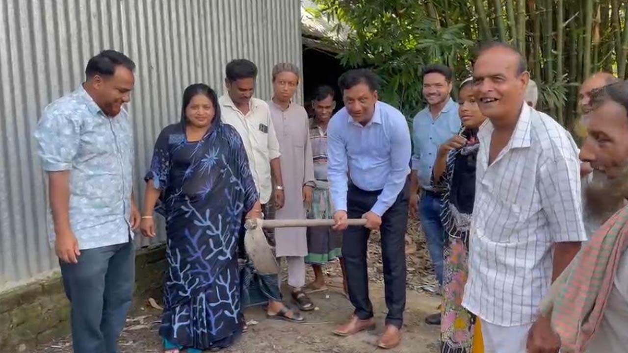 ইউএনওর উদ্যোগে গোয়ালঘরে বসবাসকারী সোহেলের পরিবারের জন্য ঘর নির্মাণ