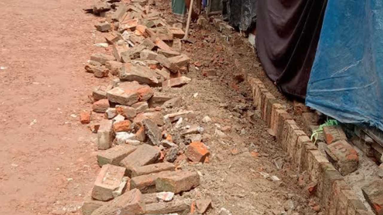 সাতক্ষীরায় থানার দেয়ালঘেঁষে অবৈধ দখলে সড়ক সংকুচিত