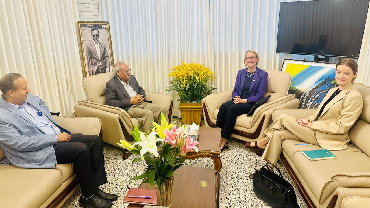 ব্রিটিশ হাইকমিশনারের সঙ্গে রিজভীর সৌজন্য সাক্ষাৎ