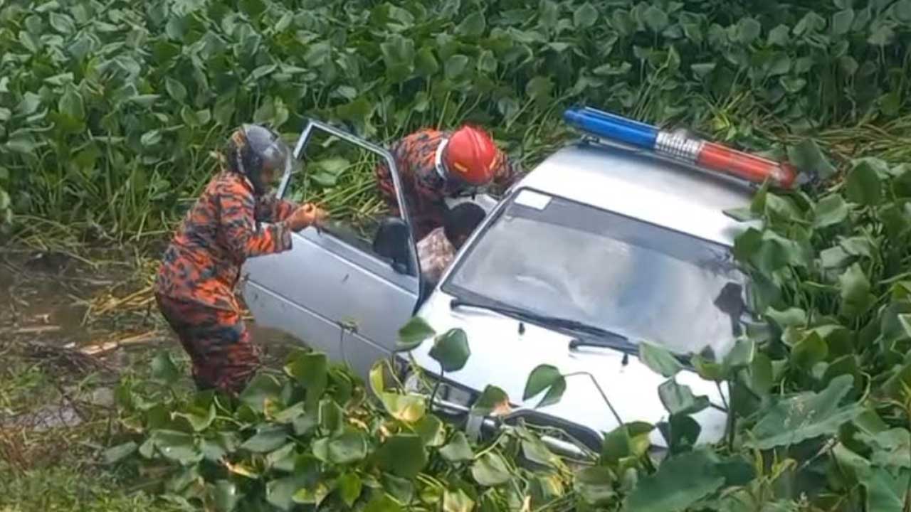 বোরহানউদ্দিনে লাশবাহী অ্যাম্বুলেন্স খালে পড়ায় আহত স্বজন ও পুলিশ