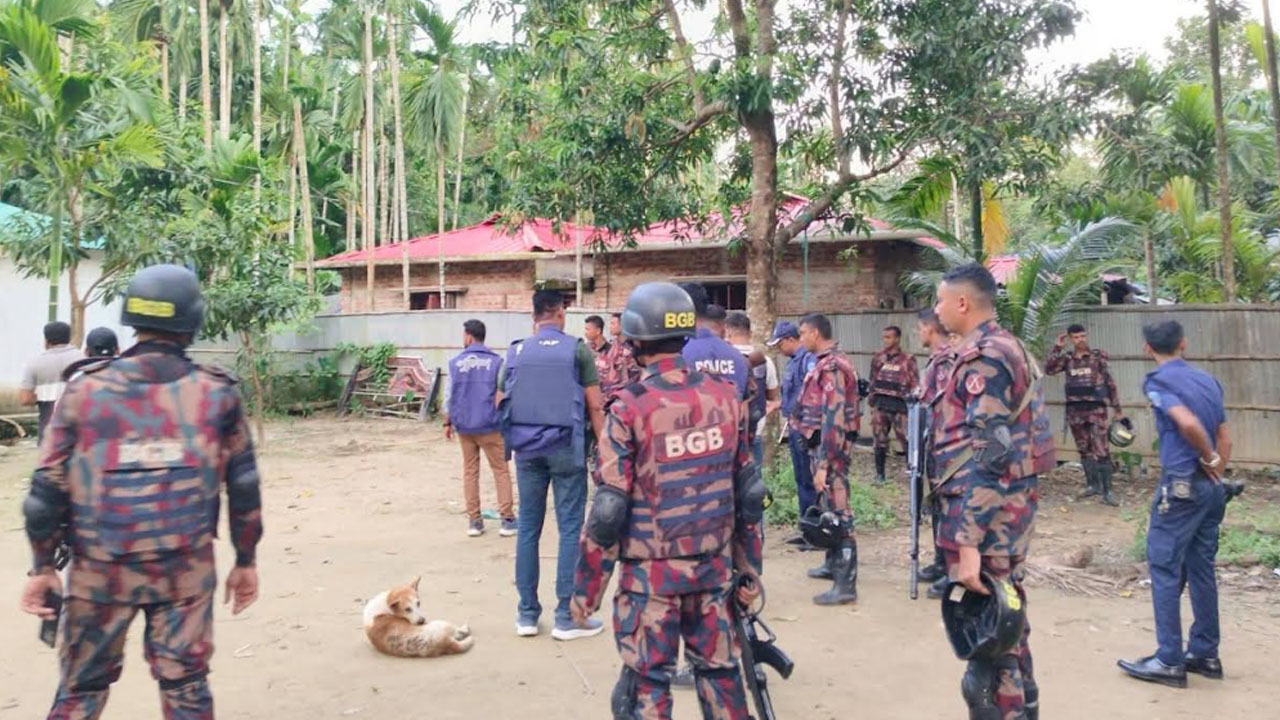 টেকনাফে মানবপাচারকারীদের ২০ আস্তানা ধ্বংস, কিশোর উদ্ধার