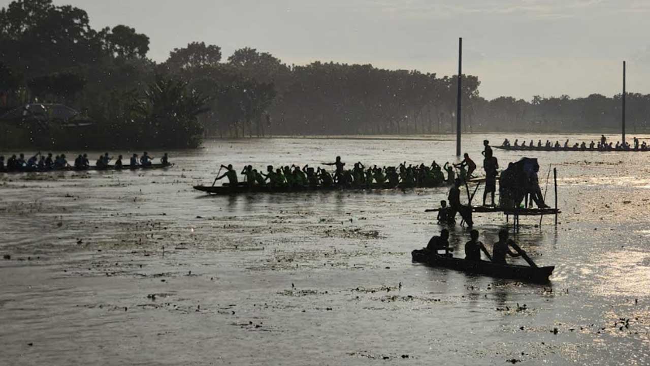 কুমারখালীতে বিশৃঙ্খলার কারণে নৌকা বাইচ স্থগিত