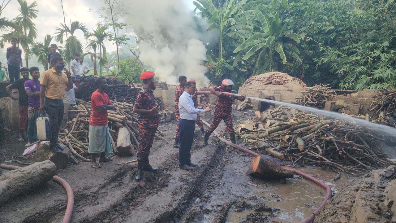 নড়াইলে জামায়াত নেতার অবৈধ কয়লা ভাট্টি ধ্বংস