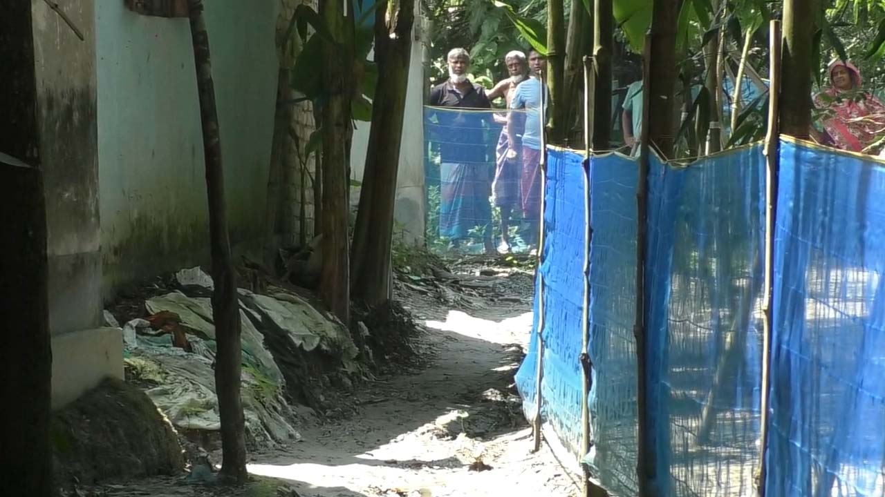 কালীগঞ্জে রাস্তায় বেড়া, পুলিশ ব্যবস্থা নিচ্ছে না