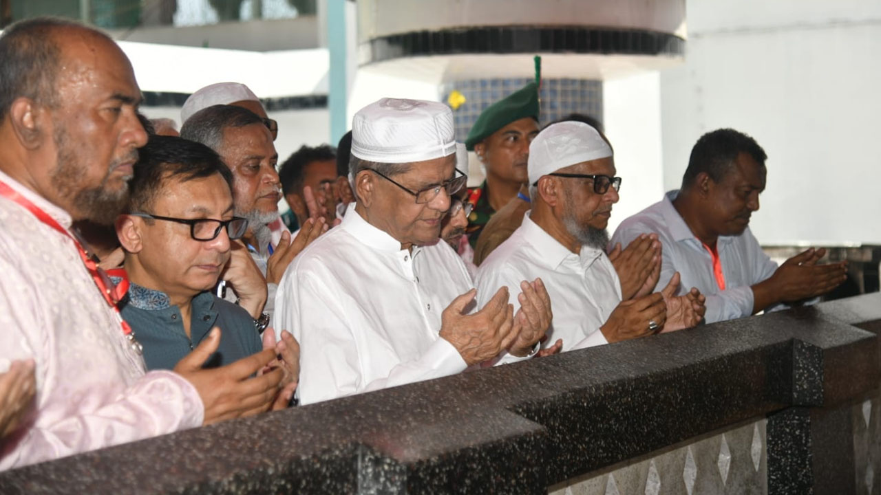 সিলেটে পৌঁছে শাহজালাল মাজার জিয়ারত করলেন রাষ্ট্রপতি