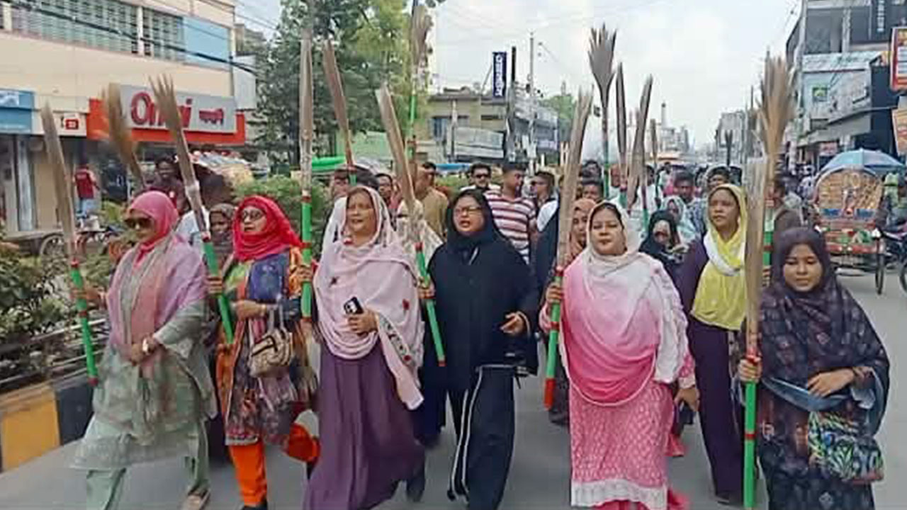 মুফতি আমির হামজার বিরুদ্ধে মহিলা দলের ঝাড়ু মিছিল