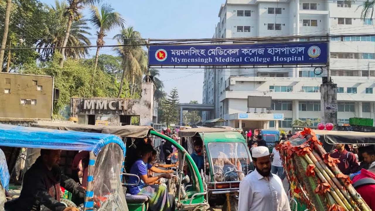 ময়মনসিংহ মেডিকেলে আগুন আতঙ্কে ছাড়পত্র ছাড়াই রোগীরা বাড়ি ফিরলেন