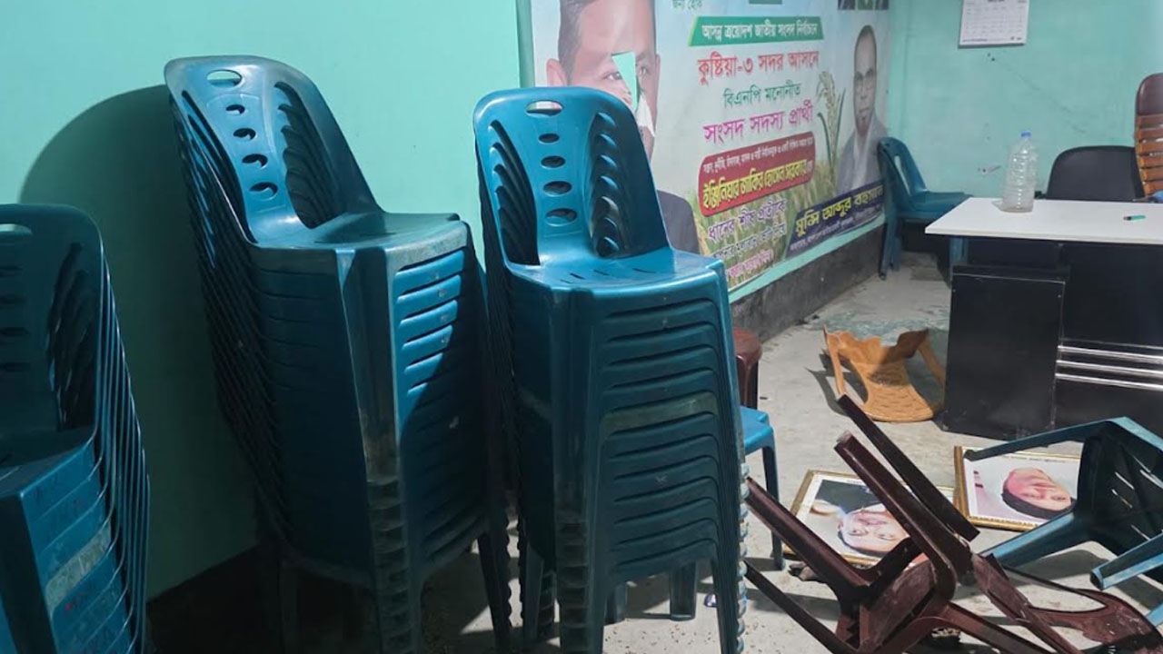 কুষ্টিয়ায় জয় বাংলা স্লোগান দিয়ে বিএনপি অফিসে হামলা ভাঙচুর