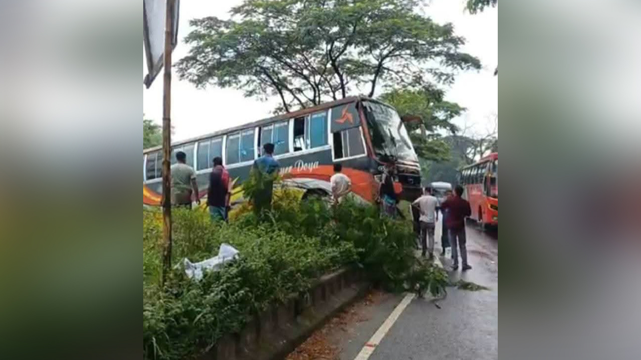 ফেনী মহাসড়কে নিয়ন্ত্রণ হারিয়ে আইল্যান্ডে উঠল বাস