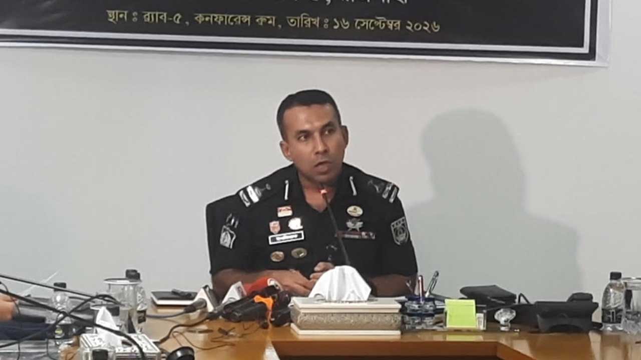 রাজশাহী থেকে হারানো সরকারি অস্ত্র উদ্ধারে পুরস্কার ঘোষণা র‍্যাব-৫