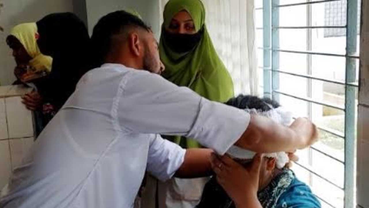 চাঁপাইনবাবগঞ্জে হাসপাতাল দালালদের হামলায় মা-ছেলে আহত