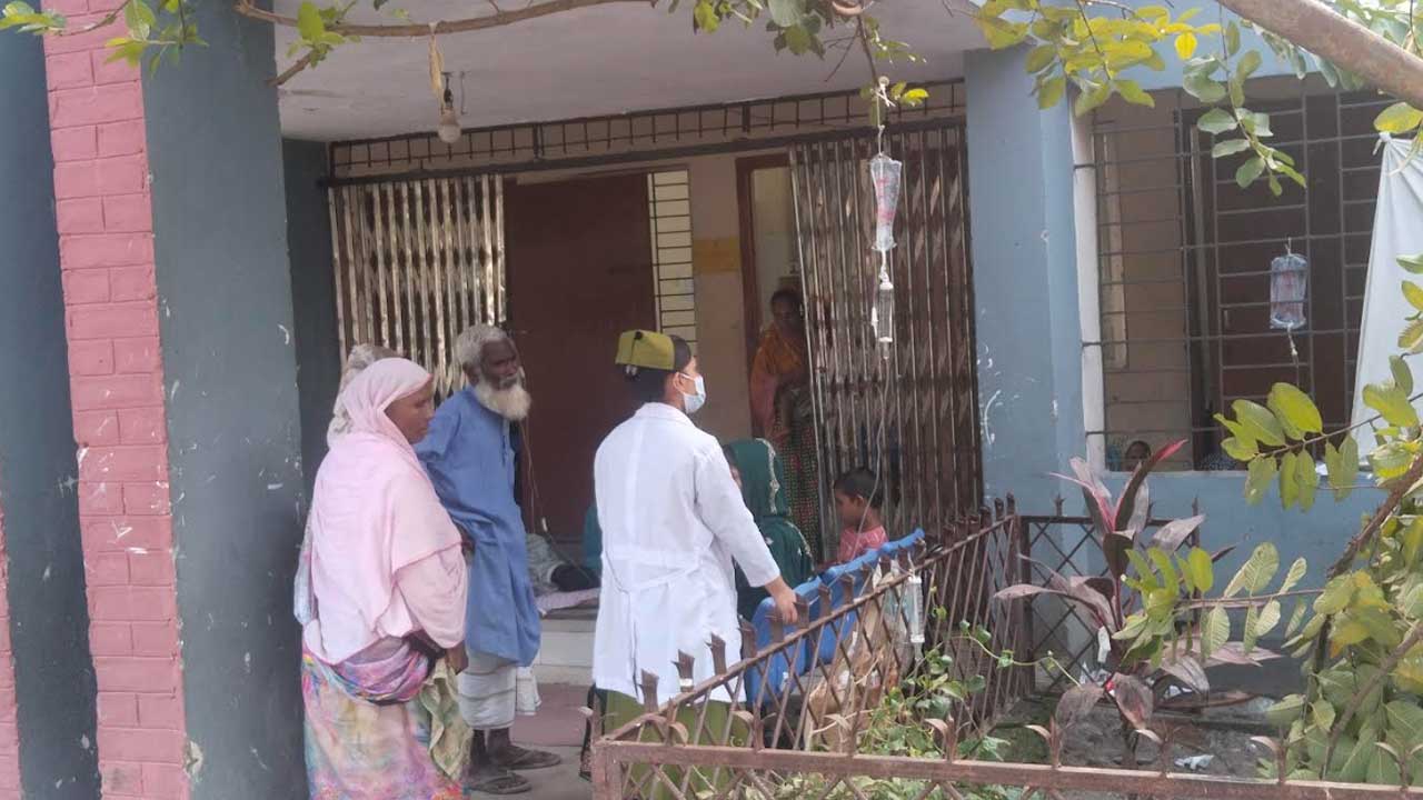 নীলফামারীতে ডায়রিয়া ওয়ার্ডে ৮৬ রোগী, গাছে ঝুলানো স্যালাইন
