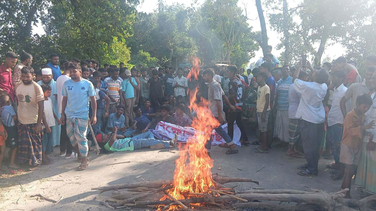 প্রেমিকের বাড়িতে অবস্থান, সড়ক অবরোধ করল এলাকাবাসী
